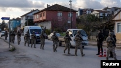 Türkiyə Jandarma Xüsusi Təyinatlı Qüvvələri Yalovada əməliyyatın keçirildiyi ərazini tərk edir.