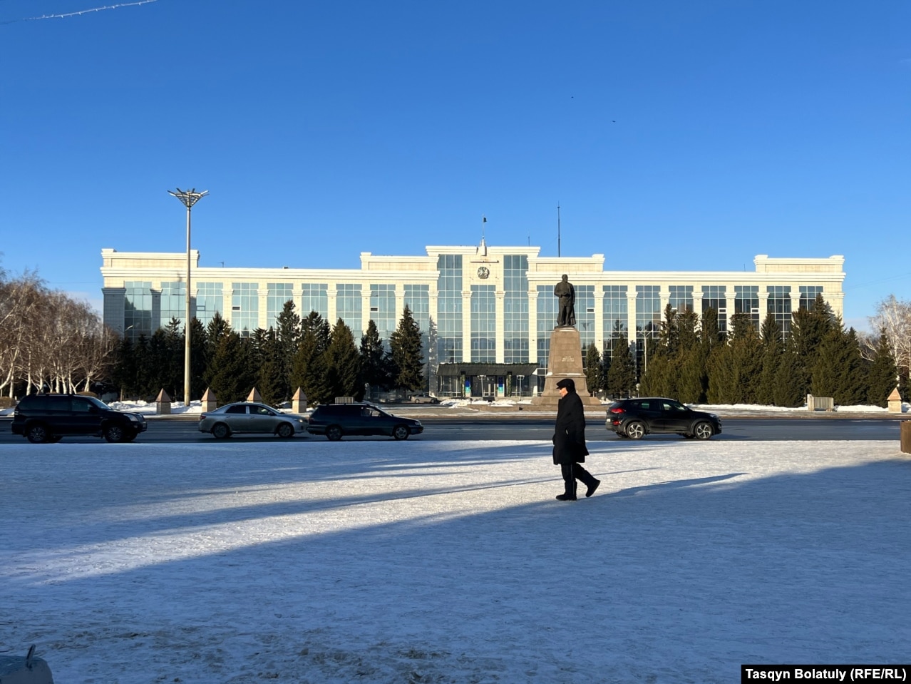 Площадь перед акиматом Восточно-Казахстанской области. Усть-Каменогорск, 4 января 2025 года