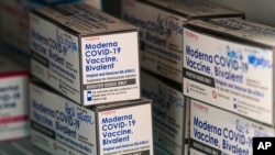 Moderna-vakcinákat tárolnak fagyasztóban egy klinikán 2022. november 17-én Richmondban, az Egyesült Államokban