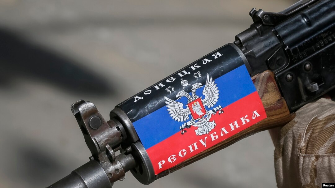 Эмблема "ДНР" на автомате сепаратиста. 2014 год