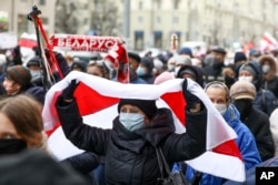 Участница протеста с бело-красно-белым флагом