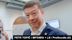Окамура, коментуючи ініціативу, заявив, що опозиційні партії, «на жаль, не мають жодної позитивної теми, яка б покращила рівень життя» й економіку в Чехії