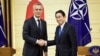 Secretarul general al NATO Jens Stoltenberg și prim-ministrul japonez Fumio Kishida își strâng mâna după ce au susținut un briefing comun pentru presă pe 31 ianuarie 2023 la Tokyo, Japonia. Takashi Aoyama/Pool prin REUTERS