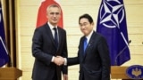 Secretarul general al NATO, Jens Stoltenberg, și prim-ministrul Japoniei, Fumio Kishida, după o conferință de presă comună pe 31 ianuarie 2023, la Tokyo, Japonia.