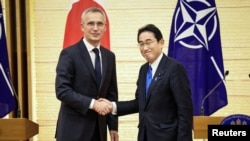 Secretarul general al NATO, Jens Stoltenberg, și prim-ministrul Japoniei, Fumio Kishida, după o conferință de presă comună pe 31 ianuarie 2023, la Tokyo, Japonia.