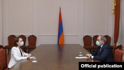 Премьер-министр Никол Пашинян (слева) и глава фракции «Мой шаг» Лилит Макунц (архив) 