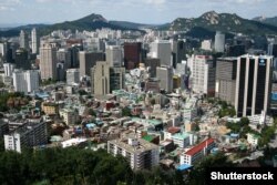 Оңтүстік Корея астанасы Сеул қаласындағы ескі және жаңа үйлер. (Көрнекі сурет)