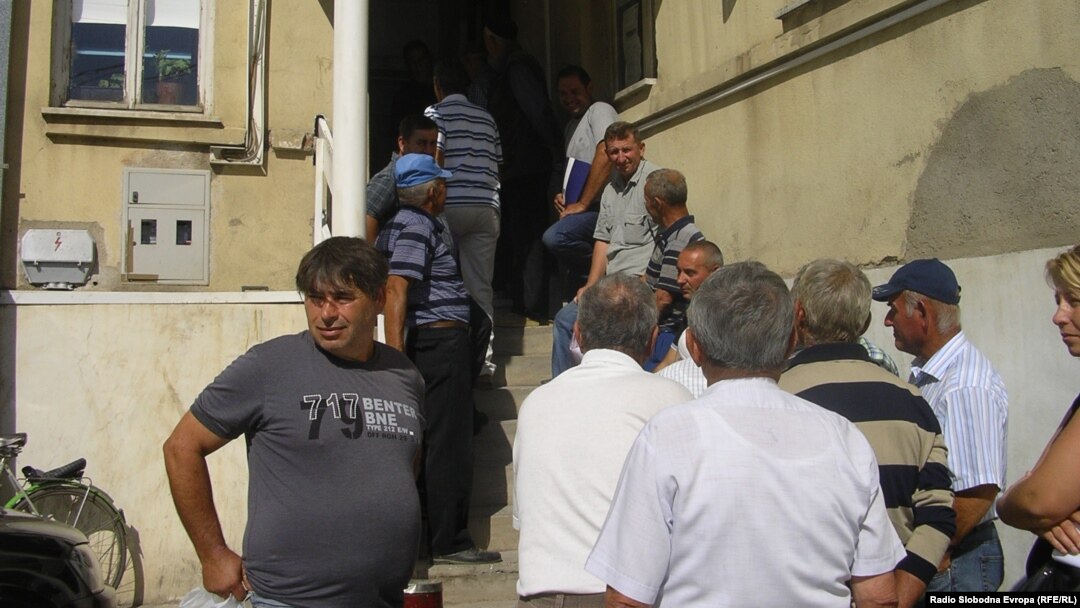 Архивска фотографија - Земјоделци чекаат да поднесат барање за субвенции пред Подрачната единица на Министерството за земјоделство, шумарство и водостопанство во Куманово. 