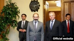 Премьер-министр Армении Никол Пашинян в посольстве РФ в Ереване, 12 июня 2018 г. 