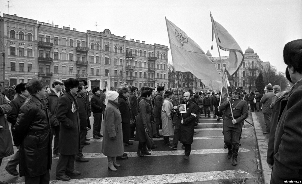 Під час відзначення історичного Акту Злуки УНР і ЗУНР у Києві. На світлині попереду з прапором та у формі січового стрільця &ndash; співак Віктор Морозов, а інший прапороносець&nbsp;&ndash; громадський активіст Орест Карелін