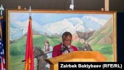 Посол США в Киргизии Памела Спратлен на церемонии закрытия базы "Манас"