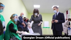 Georgia: Oligarhul Bidzina Ivanishvili, liderul partidului de guvernământ „Visul georgian” votează în alegerile generale, Tbilisi, 31 octombrie 2020.