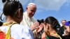 Papa takon sot lideren de facto të Mianmarit