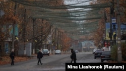 Противодроновая сетка над улицами Херсона.