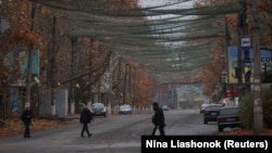 Антидронові сітки над вулицями Херсона, листопада 2025 року