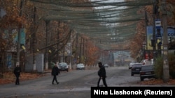 Ілюстраційне фото. Антидронові сітки над вулицями Херсона, листопад 2025 року