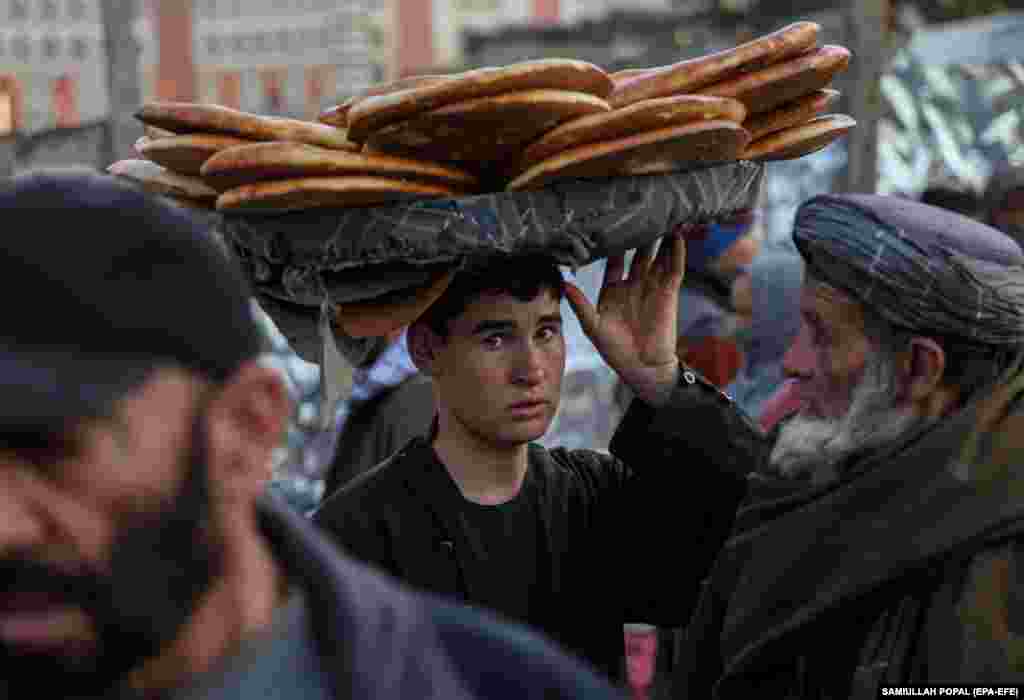 یک فروشندۀ دوره‌گرد افغان در حال عرضۀ نان در ماه رمضان