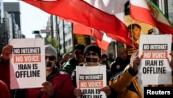 Iranci u Tokiju učestvuju u skupu podrške protestima širom Irana, 18. januara. Slične demonstracije i dalje se održavaju u gradovima širom svijeta.