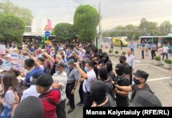 Полицейские заблокировали собравшихся сторонников незарегистрированной Демпартии. Алматы, 6 июля 2021 года