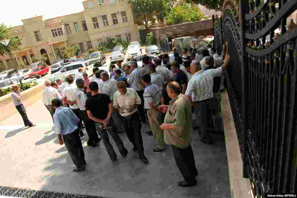 20 iyul - sel qurbanlarının yardımların mənimsənməsi iddiası ilə Prezident Administrasiyası qarşısında etiraz aksiyası - Yardımları yerli məmurların mənimsəməsi ittihamı ilə bir neçə dəfə rayonlarda və Prezident Administrasiyasının qarşısında etiraz aksiyaları keçirildi.