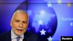 Secretarul general al Serviciului European de Acțiune Externă, Stefano Sannino, la o conferință de presă cu secretarul de stat adjunct al SUA, Wendy Sherman, la Bruxelles, Belgia, 22 aprilie 2022