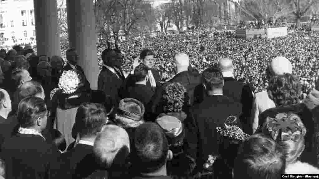 John F. Kennedy a washingtoni Capitoliumban tartott beiktatási ceremónián 1961. január 20-án.&nbsp;Közvetlenül az eskütétel után Kennedy elnök az összegyűlt tömeghez fordult. Az ott elhangzottakat az amerikai történelem egyik legjobb elnöki beiktatási beszédének tartják