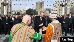 Prezident İlham Əliyev Kosa və Keçəllə yumurta döyüşdürür, 18 mart 2017