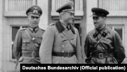 Спільний парад Вермахту і Червоної армії у Бресті 22 вересня 1939 року. На трибуні (зліва направо): генерал-лейтенант Моріц фон Вікторин, генерал танкових військ Гейнц Гудеріан і комбриг Семен Мойсейович Кривошеїн