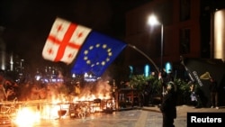 З листопада 2024 року в Грузії тривають протести. Вони розпочалися після того, як прем’єр-міністр Іраклі Кобахідзе заявив про зупинення переговорів щодо вступу до ЄС