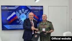 Россия -- Министр обороны Армении Аршак Карапетян (справа) и директор "Рособоронэкспорта" Александр Михеев, 23 августа 2021 г.