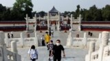 Turiști la Templul Cerului (sau Parcul Tiantan)