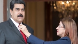 Силия Флорес оправя вратовръзката на лидера на Венецуела Николас Мадуро по време на церемония, посветена на петата годишнина от смъртта на предшественика на Мадуро Уго Чавес, в Каракас, Венецуела, 5 март 2018 г. 