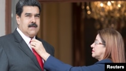 Силия Флорес поправя вратовръзката на лидера на Венецуела Николас Мадуро по време на церемония, посветена на петата годишнина от смъртта на покойния президент на Венецуела Уго Чавес, в Каракас, Венецуела, 5 март 2018 г. 