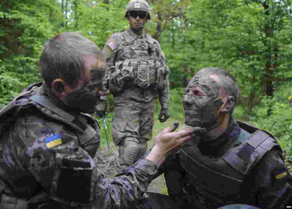 U.S. and Ukrainian soldiers take part in joint military exercises near the western Ukrainian city of Lviv on May 14. (epa/Ivan Boberskyy)