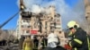 Украински спасители на мястото на тежко повредена жилищна сграда след руски въздушен удар в град Тернопол, 19 ноември.