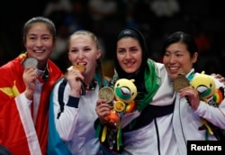 Гузалия Гафурова (в центре) вместе с другими медалистками. Джакарта, 27 августа 2018 года.