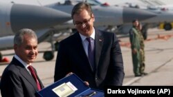 Претседателот на Србија Александар Вучиќ и рускиот министер за одбрана Сергеј Шојгу - архивска снимка