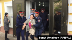 Полицейские задерживают Бакизу Халелову после несанкционированной акции в поддержку политзаключённых. Уральск, 10 мая 2018 года. 
