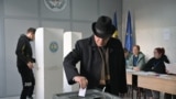 Un moldovean își exercită dreptul la vot în turul doi al alegerilor prezidențiale.