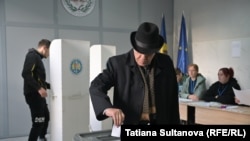 Un moldovean își exercită dreptul la vot în turul doi al alegerilor prezidențiale.