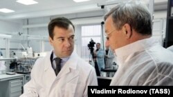 Valentin Gapontsev (right) with then Russian President Dmitry Medvedev at a Russian subsidiary of IPG Photonics in Fryazino, outside Moscow, in October 2009.