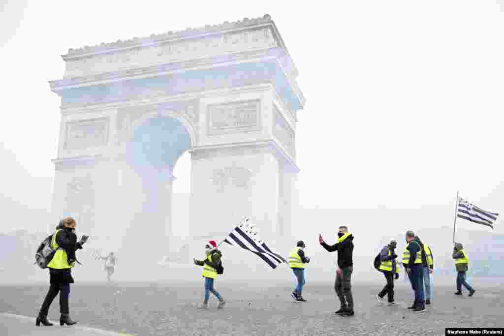 Епіцентром подій стала паризька Тріумфальна арка, розташована на площі Шарля де Голля у центрі міста