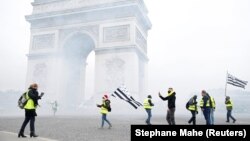 Protestatari la Arcul de Triumf la Paris, 1 decembrie 2018