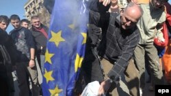 Paljenje zastave EU na protestima Srba nakon proglašenja nezavisnosti Kosova, 2008.