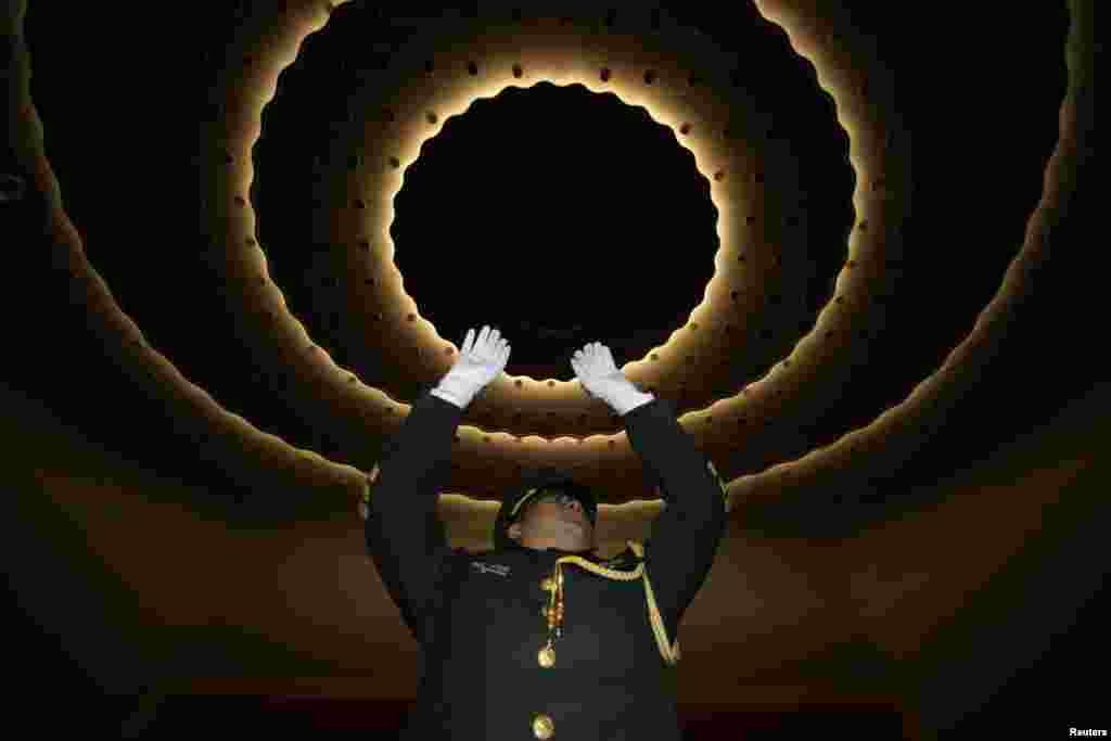 Dirijorul unei fanfare la repetiţia de dinaintea Congresului naţional al poporului din China.