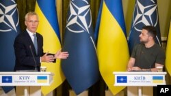 Generalni sekretar NATO-a Jens Stoltenberg (levo) i ukrajinski predsednik Volodimir Zelenski na konferenciji za novinare u Kijevu, Ukrajina, 28. septembra 2023.