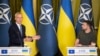 Генералният секретар на НАТО Йенс Столтенберг (вляво) и украинският президент Володимир Зеленски на общата им пресконференция в Киев на 28 септември.