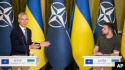 رئبس جمهور اوکراین و سرمنشی پیمان ناتو در جریان کنفرانس مشترک خبری در کیف 