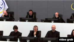 Trupi gjykues në Hagë.