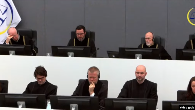 Trupi gjykues në Hagë.